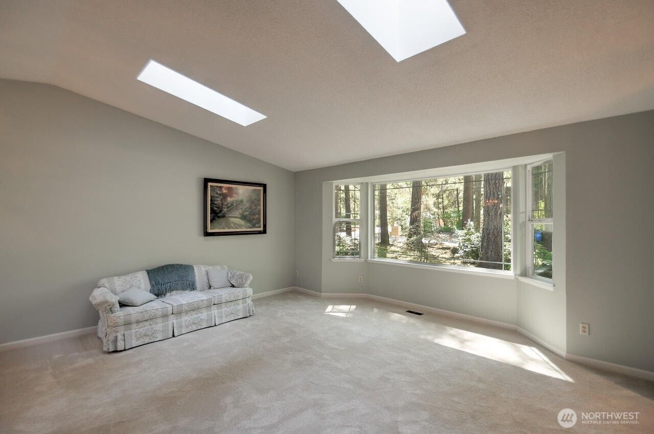 4804 Beverly Drive NE photo 9