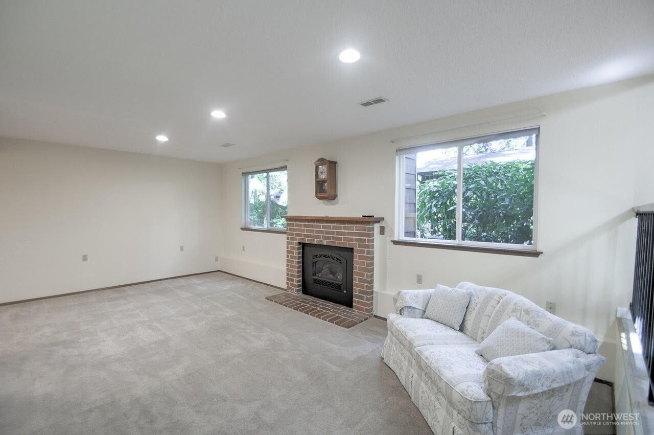 4804 Beverly Drive NE photo 17