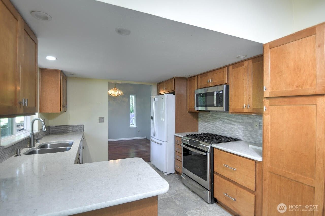 4804 Beverly Drive NE photo 13