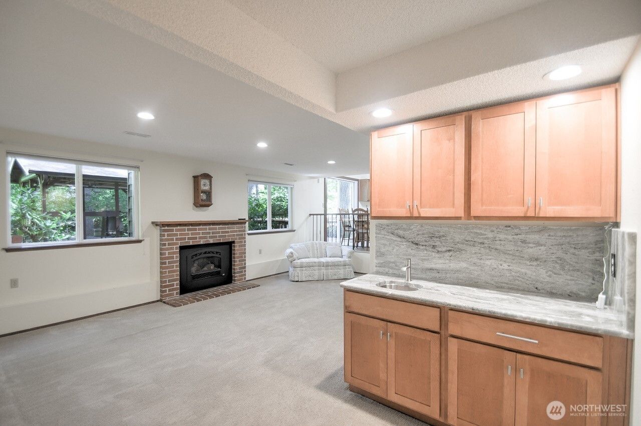 4804 Beverly Drive NE photo 18