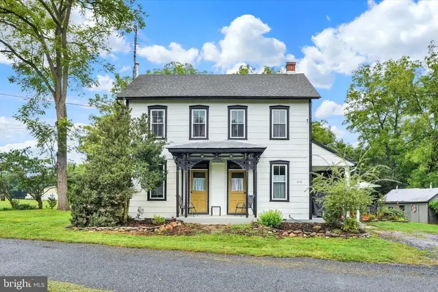410 Mill St photo 5