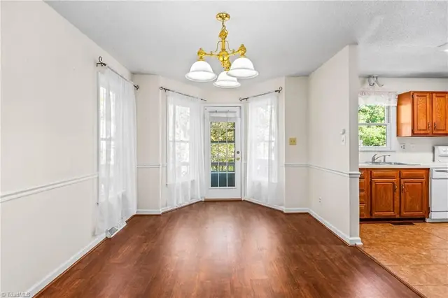415 Davie Ave photo 10