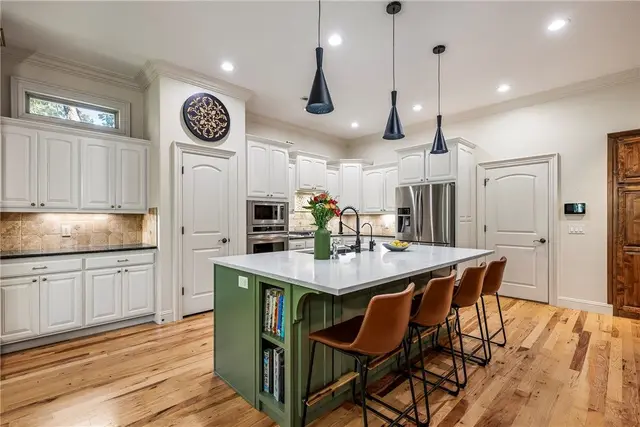 1302 NE Fairwinds Dr photo 11