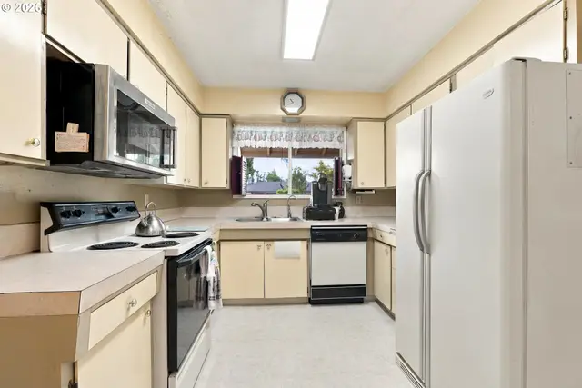 142 NE 10th Ave photo 10