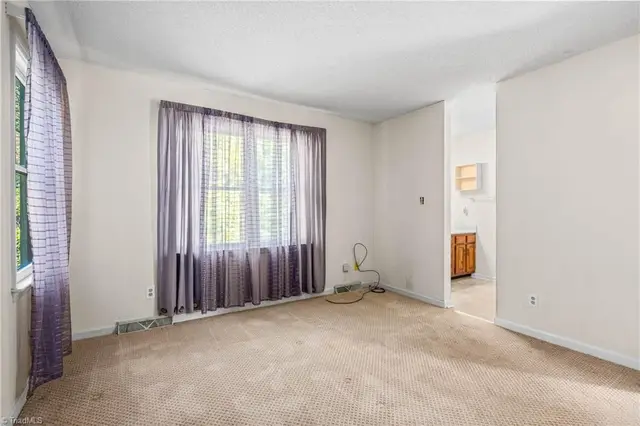 415 Davie Ave photo 19