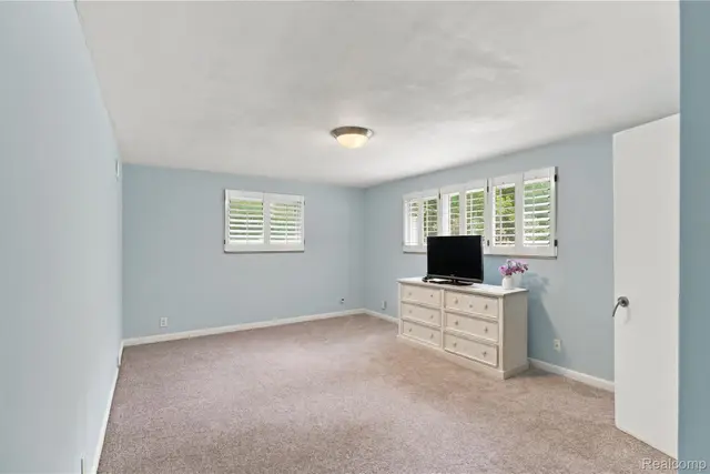 5523 Crabtree Rd photo 17