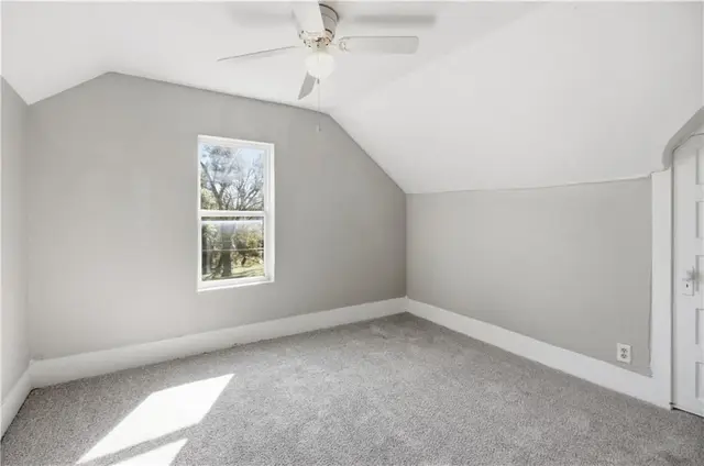 204 W Nelson St photo 20