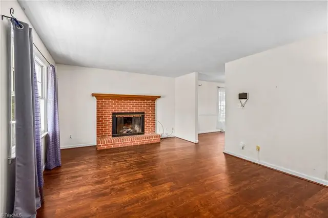 415 Davie Ave photo 7