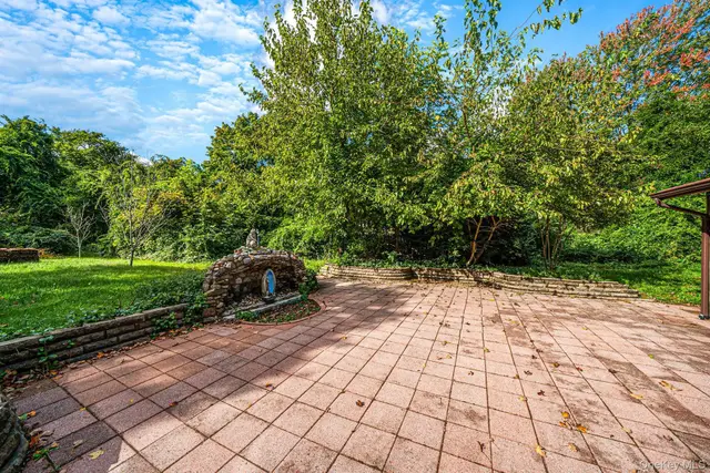 1041 Joselson Avenue photo 9