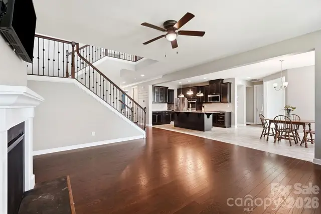 10125 Castlebrooke Dr photo 7