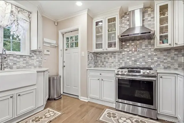 58 W Windsor Parkway photo 9