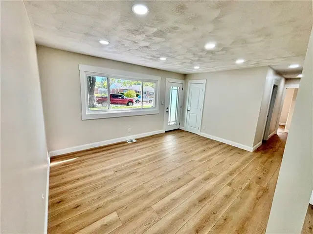 215 Keller Ct photo 5