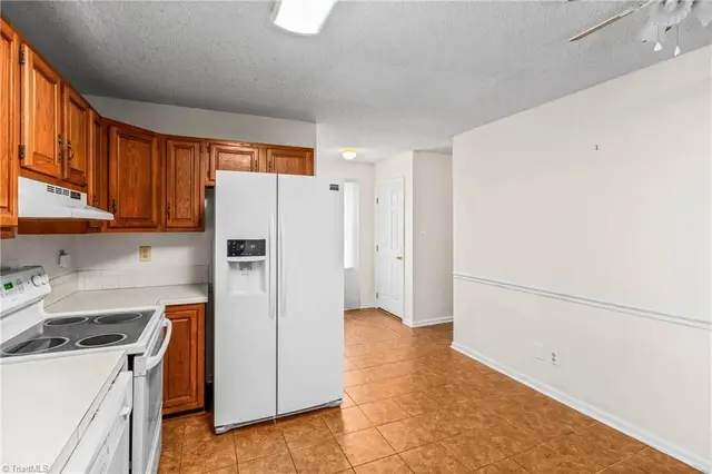 415 Davie Ave photo 14