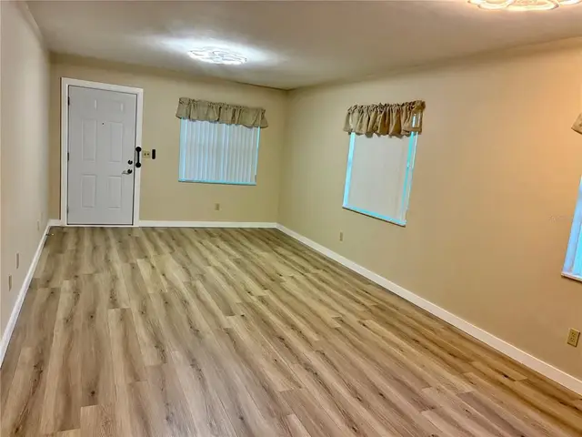 889 SKY LOCH DRIVE S photo 5