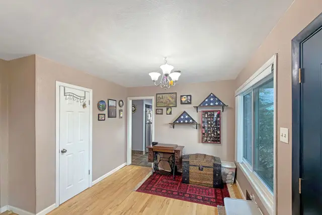 2892 Victoria Dr photo 6