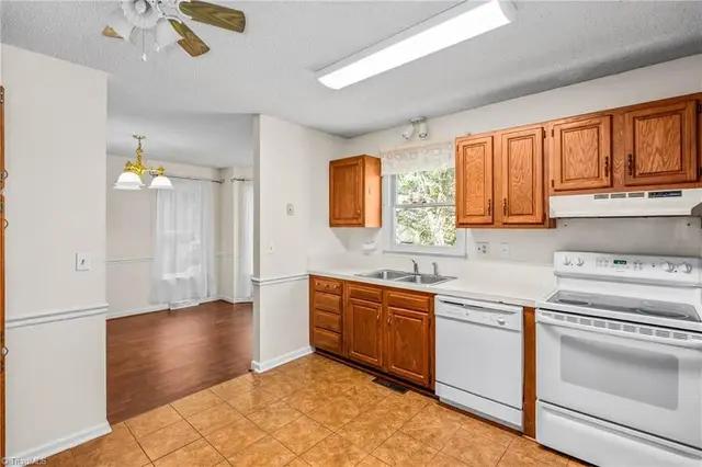 415 Davie Ave photo 13