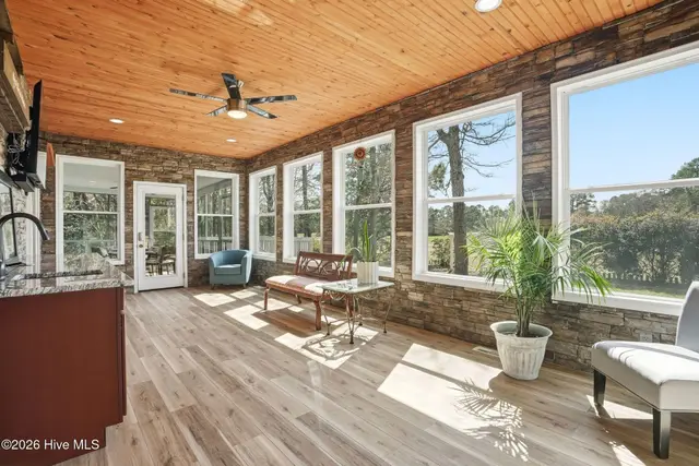 1567 Colonist Square SW photo 8