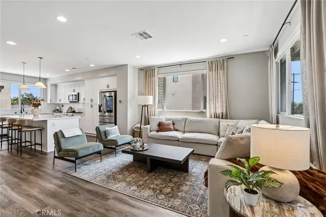 13219 Victory Blvd photo 6