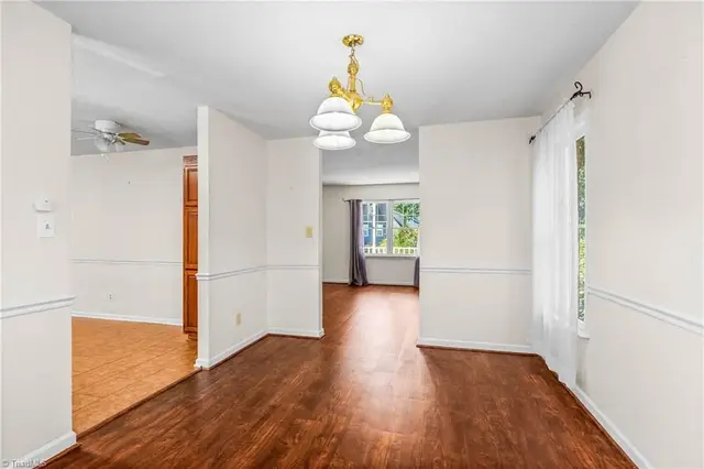415 Davie Ave photo 11