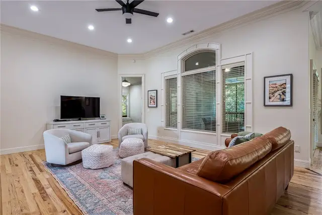 1302 NE Fairwinds Dr photo 5