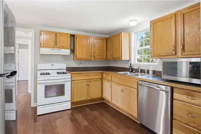 204 W Nelson St photo 9