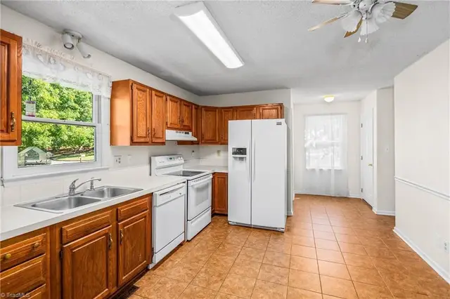 415 Davie Ave photo 12