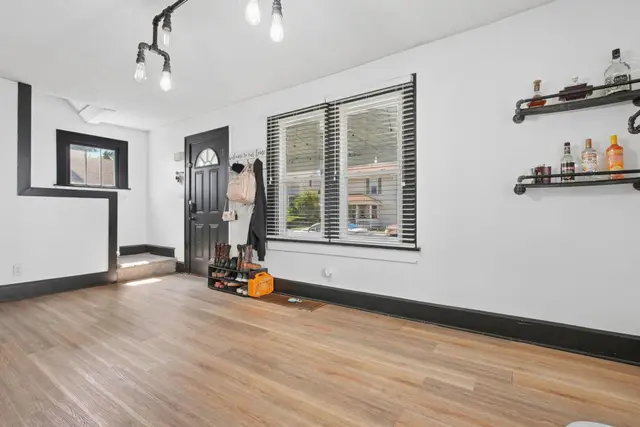 624 Harrison Ave photo 9