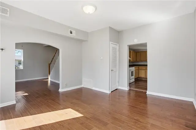 204 W Nelson St photo 5