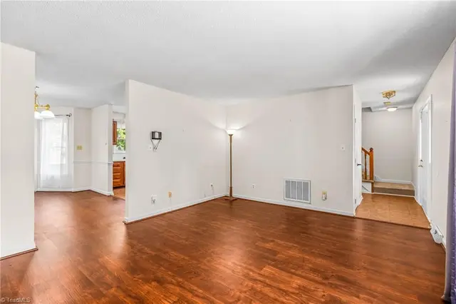 415 Davie Ave photo 8