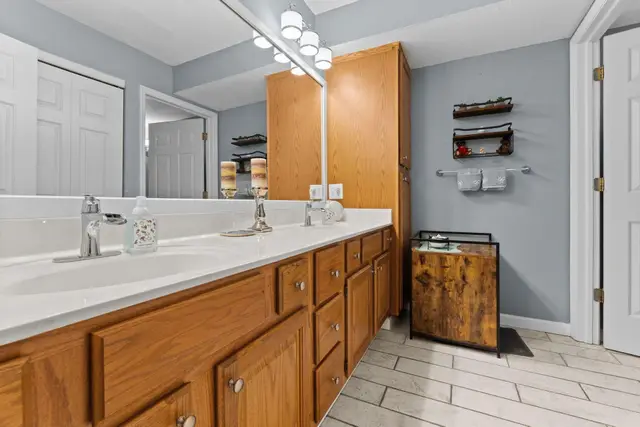 6678 Henschen Cir photo 17