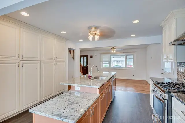 15 Lowell St photo 5