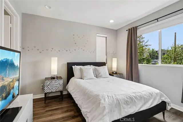 13219 Victory Blvd photo 11