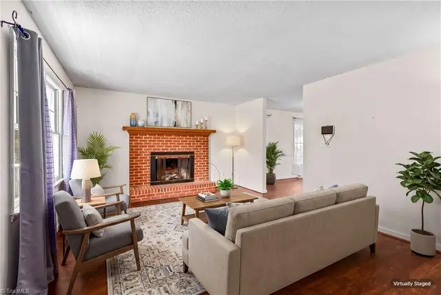 415 Davie Ave photo 6