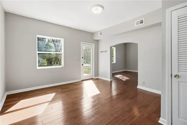 204 W Nelson St photo 6