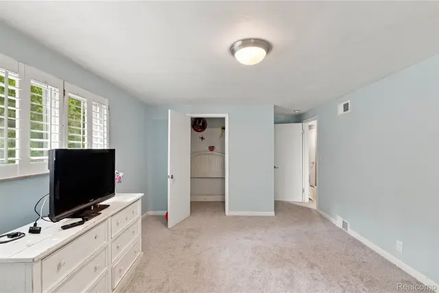 5523 Crabtree Rd photo 18