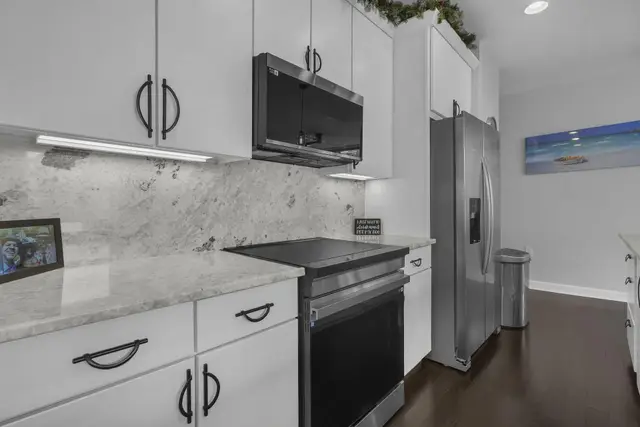 145 N High St APT 800 photo 9
