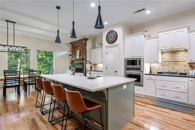 1302 NE Fairwinds Dr photo 12