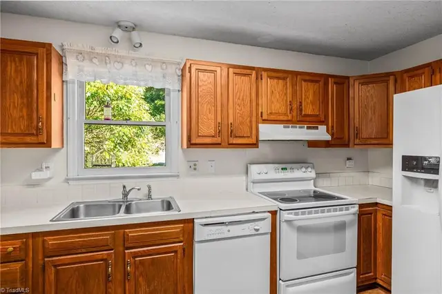 415 Davie Ave photo 15