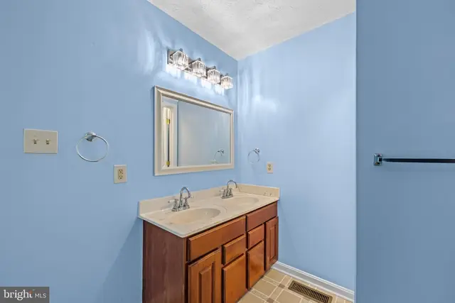 15950 Crowfoot Ct photo 13
