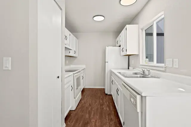 557 W Good Hope Cir APT C photo 12