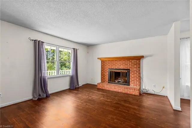 415 Davie Ave photo 5